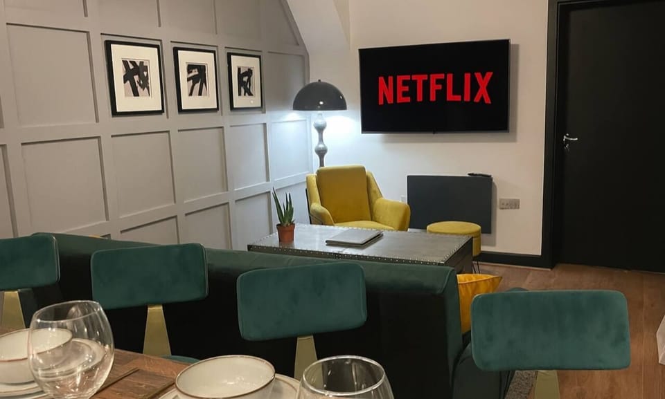 Kitchen Diner with 60" Smart TV 