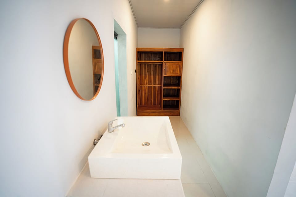 Deluxe Room | Bathroom | Shower, rainfall showerhead, hair dryer, towels