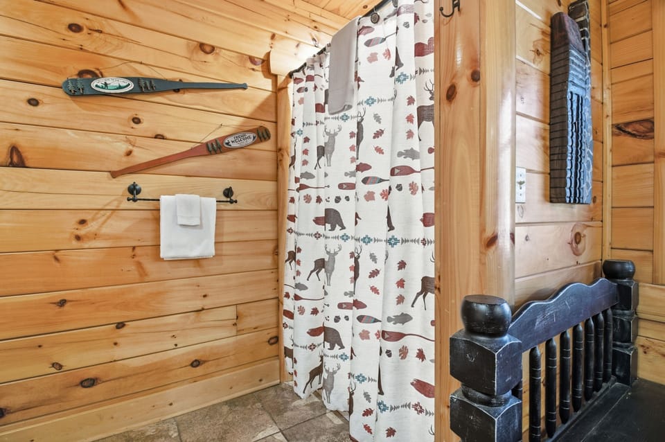 Signature Cabin, 3 Bedrooms, Hot Tub | Bathroom | Free toiletries, hair dryer, towels, soap
