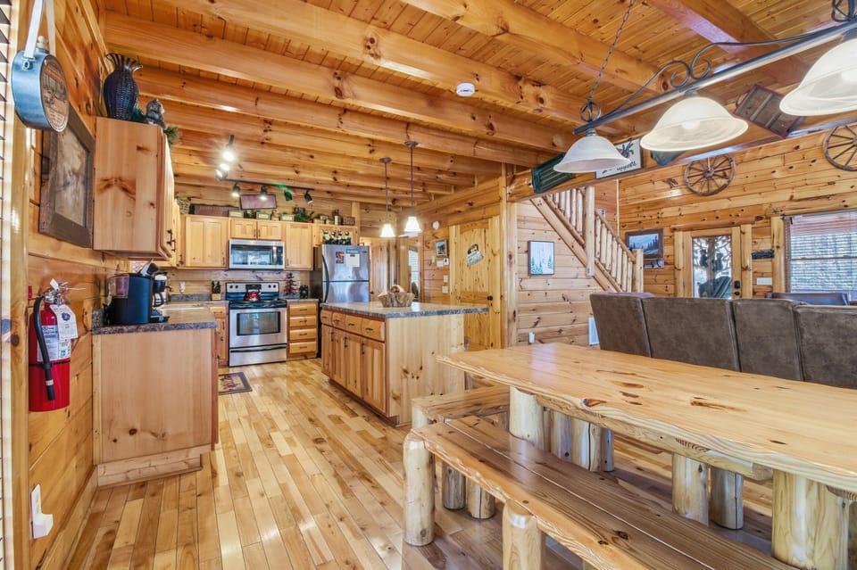 Signature Cabin, 3 Bedrooms, Hot Tub | In-room dining