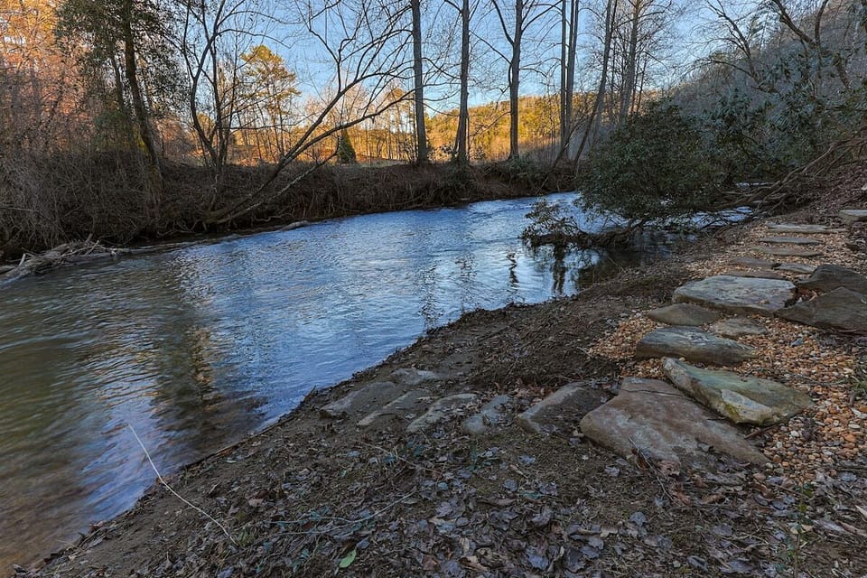 Easy Access Into The Ellijay River