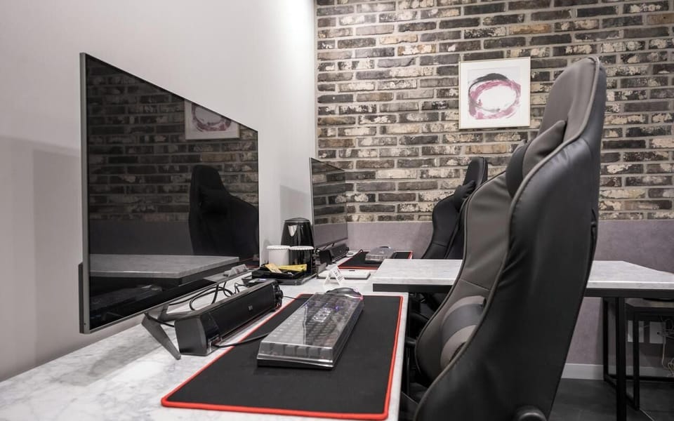 2PC GAMING Room | Hypo-allergenic bedding, individually decorated, individually furnished