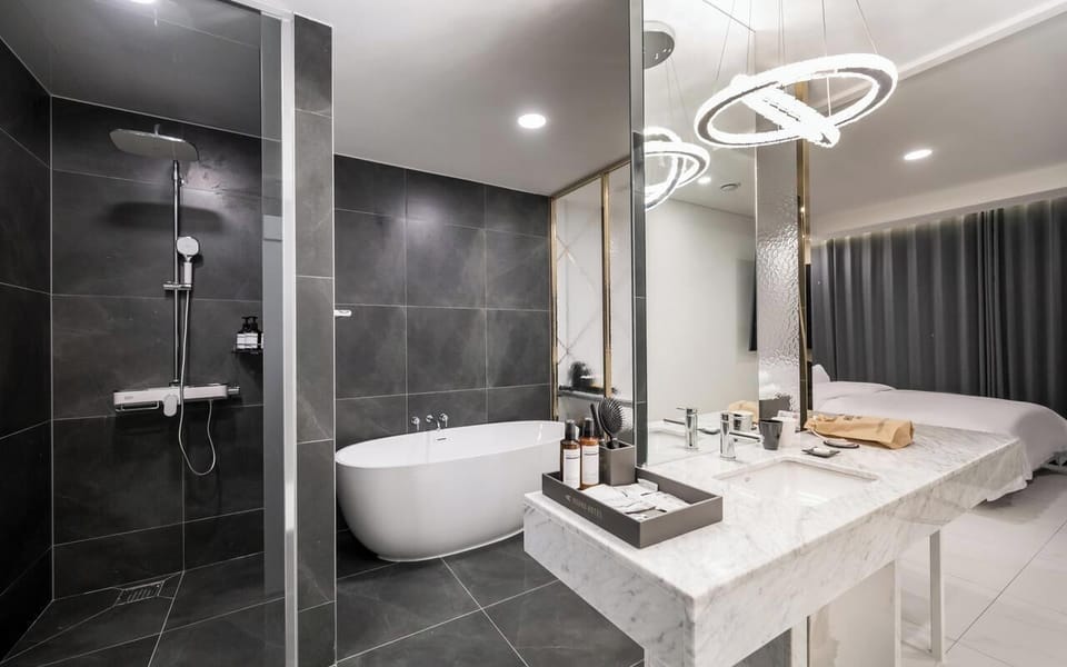 Premium Double Room | Bathroom | Free toiletries, hair dryer, bathrobes, slippers