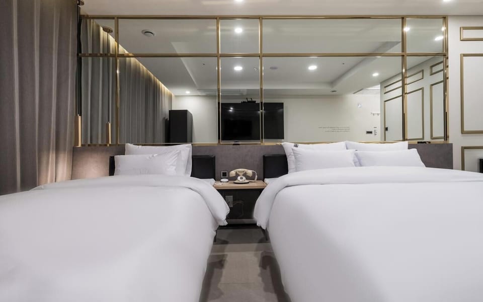 Premium Twin Room | Hypo-allergenic bedding, individually decorated, individually furnished