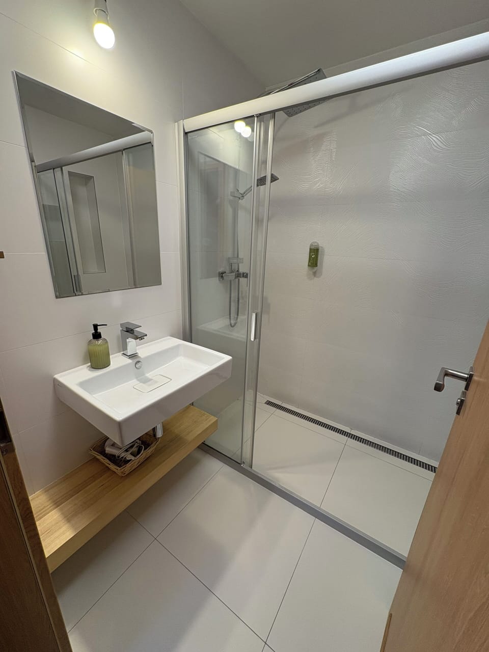Deluxe Double Room, Private Bathroom, Courtyard View | Bathroom