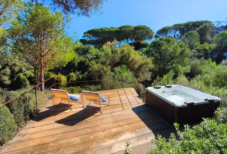 Outdoor spa tub