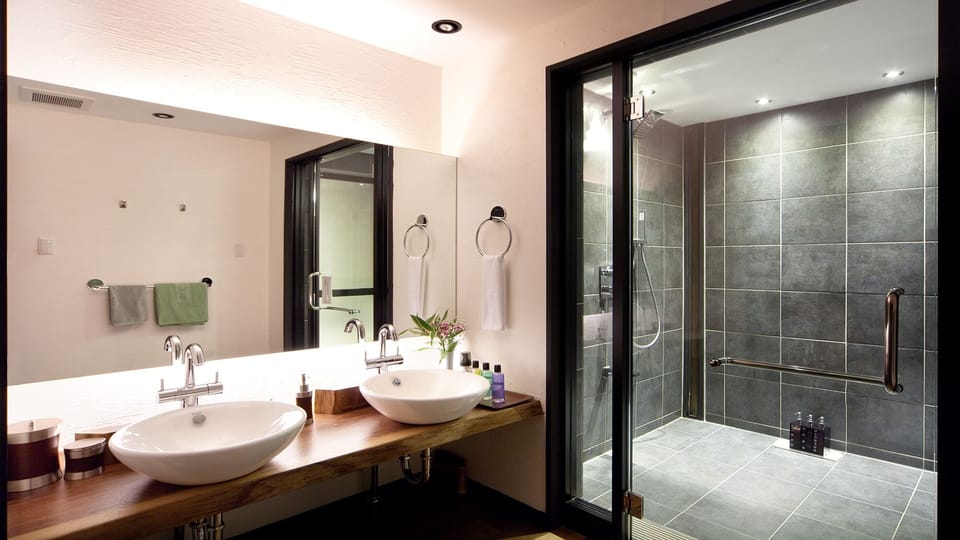 Executive Suite, Non Smoking, Balcony | Bathroom | Spring water tub, rainfall showerhead, hair dryer, slippers