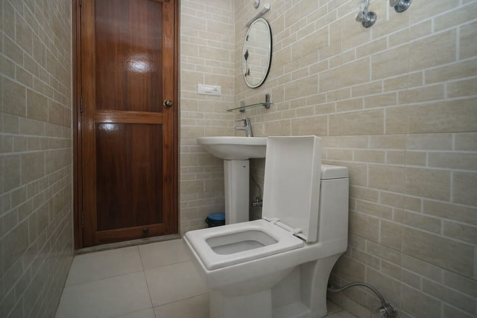 Single Room | Bathroom | Shower, free toiletries, towels, soap