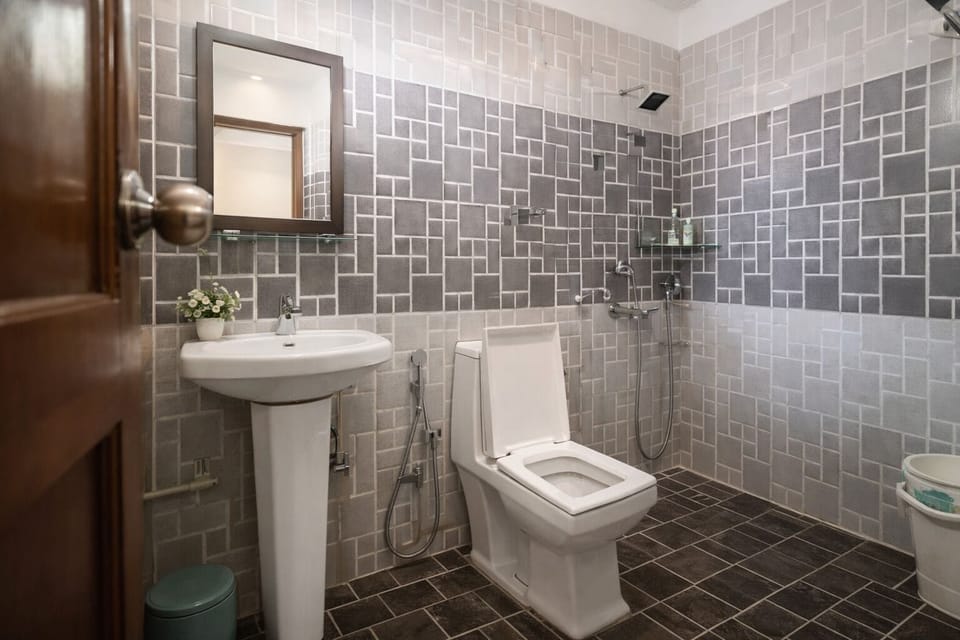 Deluxe Room, Hill View | Bathroom | Shower, free toiletries, towels, soap