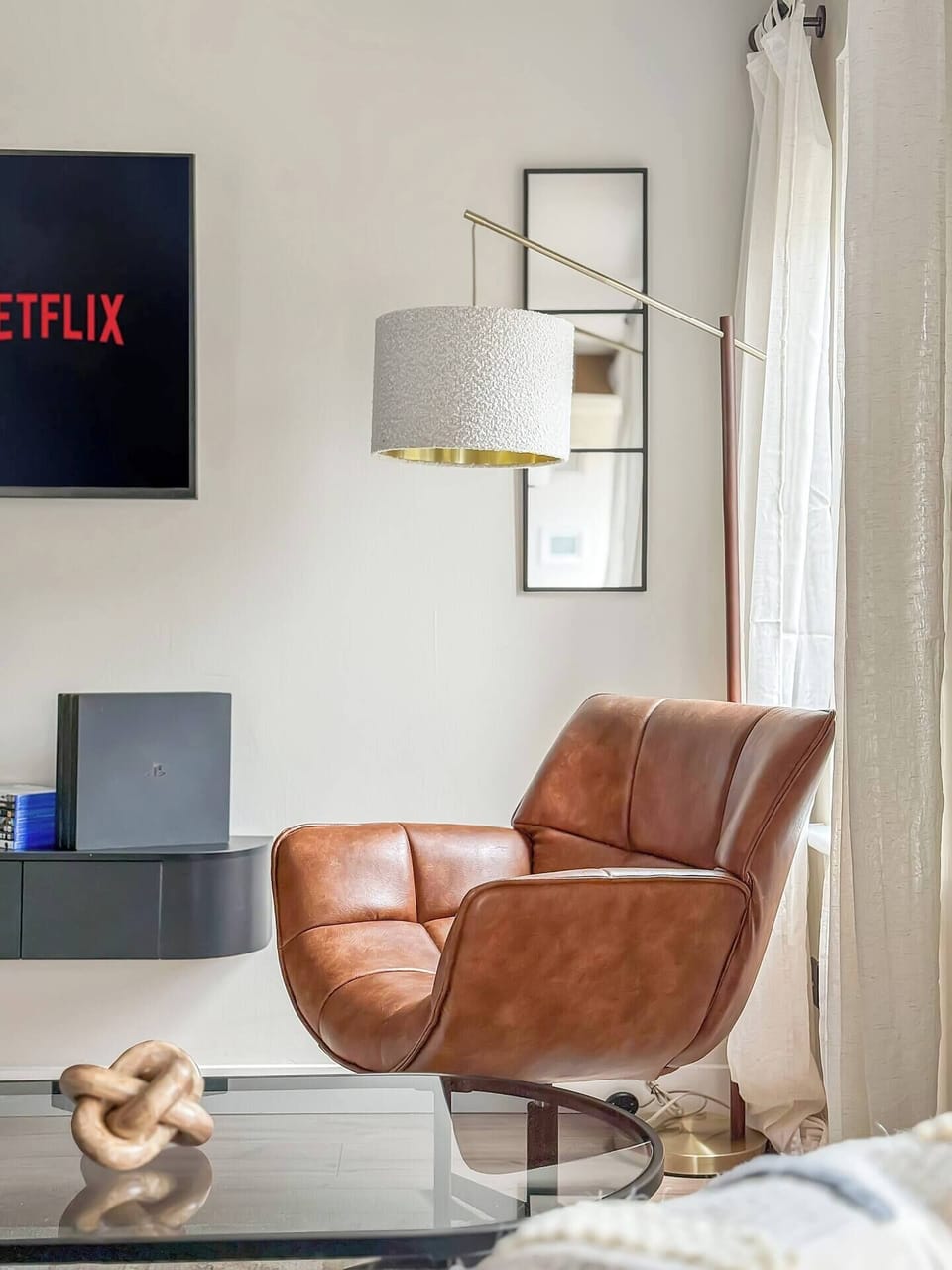 Relax in this bright and comfortable living area, thoughtfully furnished to create a warm and welcoming atmosphere.