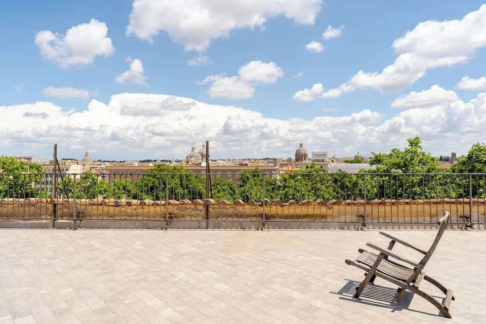 Terrazza condominiale con vista a 360 gradi su Roma 