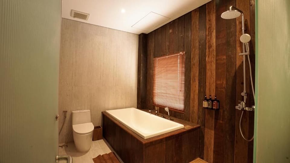Deluxe Double Room | Bathroom | Slippers, bidet