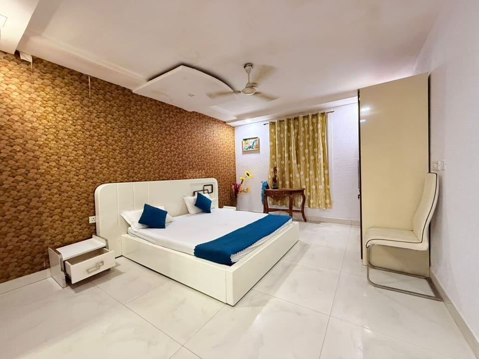 WiFi (free), bed sheets