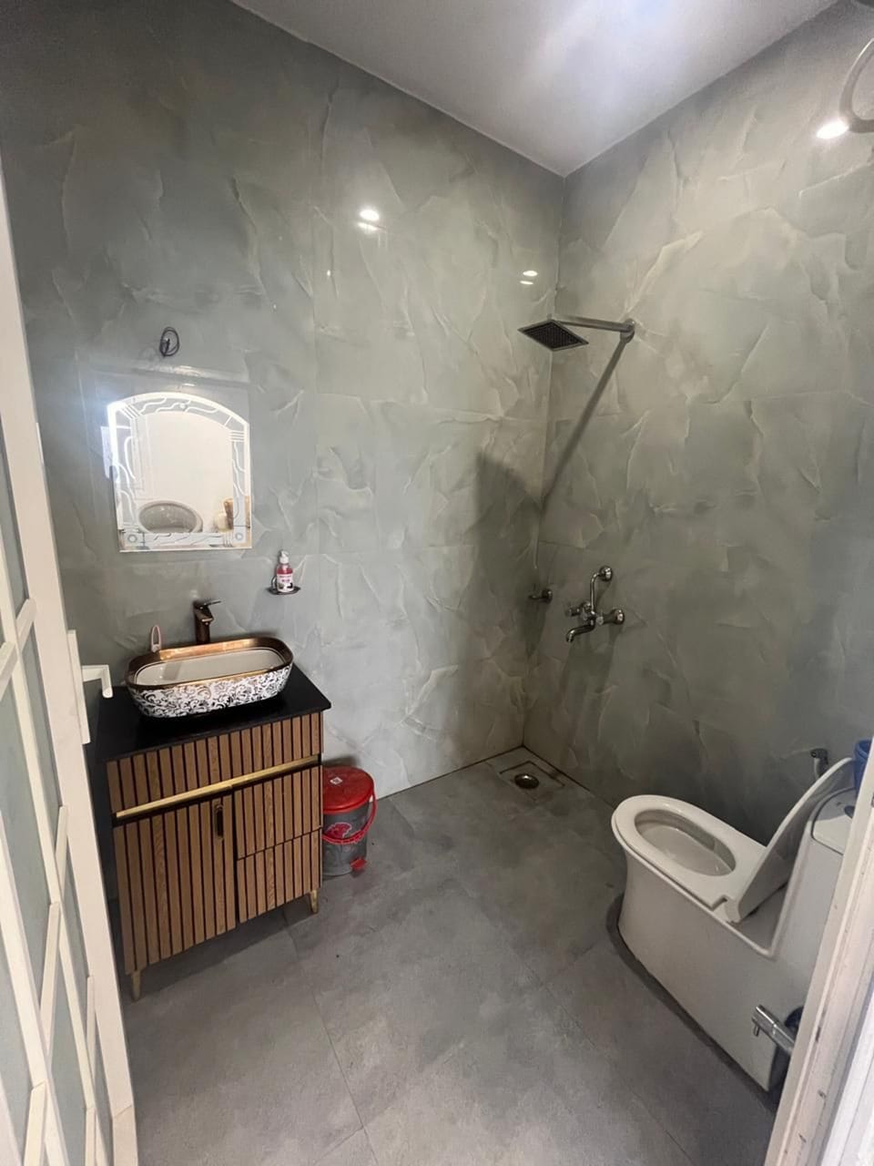 Shower, free toiletries, towels, soap