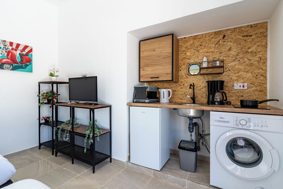 Studio, 2 Twin Beds, Kitchenette, City View | Private kitchenette | Coffee/tea maker, mini-fridge, microwave, stovetop