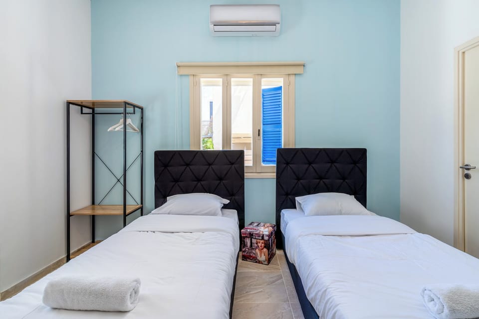 Studio, 2 Twin Beds, Kitchenette, City View | Premium bedding, blackout drapes, iron/ironing board, cribs (surcharge)