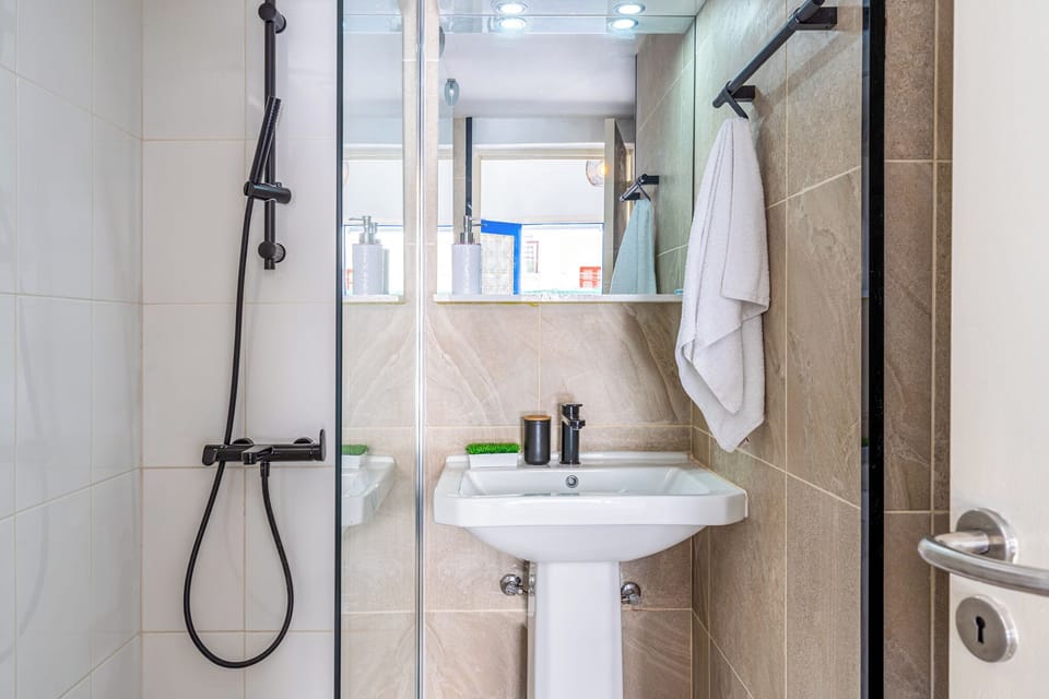 Studio, 2 Twin Beds, Kitchenette, City View | Bathroom | Shower, rainfall showerhead, free toiletries, hair dryer