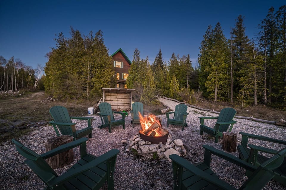 Gather around the fire pit and enjoy peaceful evenings under the stars at Paradise Pines.