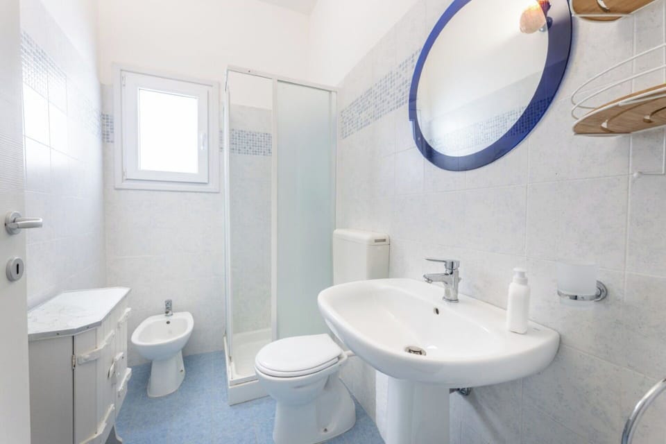 Autumn, Bathroom, Spring, Summer, Winter