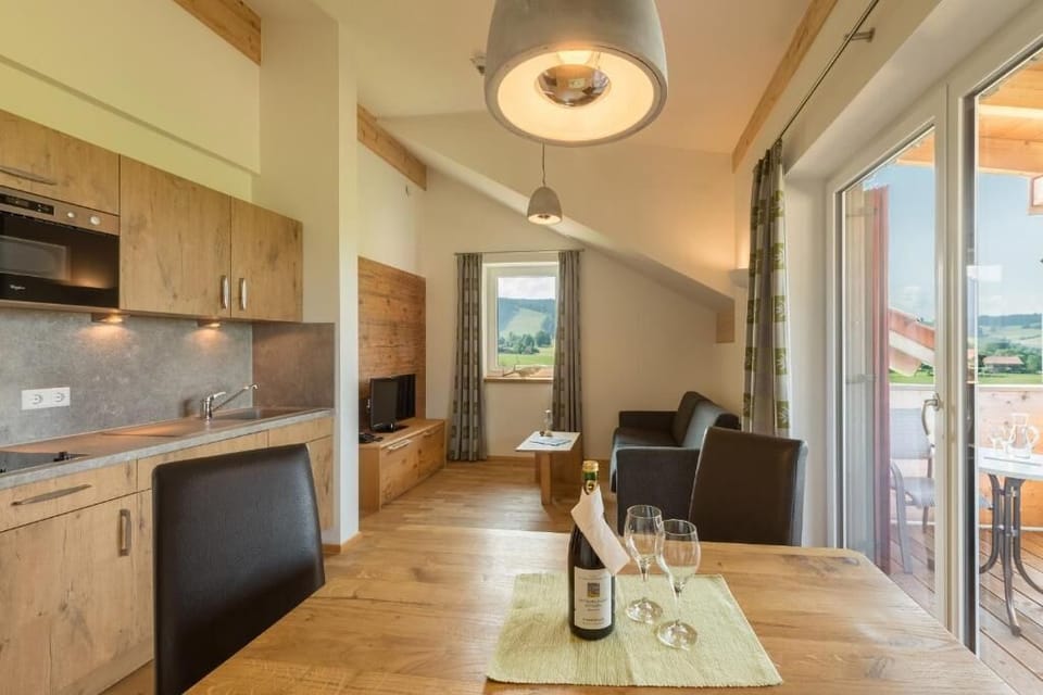 Suite, Balcony, Garden View | Interior