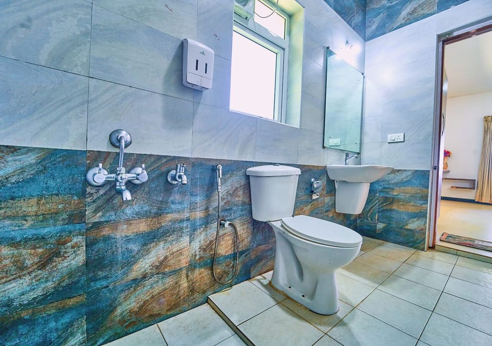 Deluxe Room, Courtyard View | Bathroom | Shower, towels, soap, shampoo