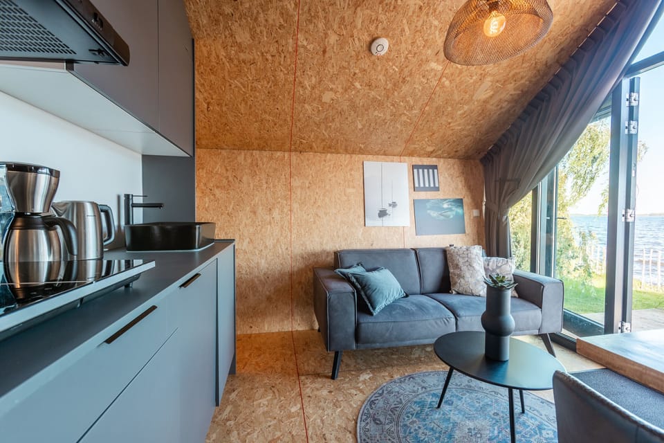 Vakantiepark Wiedense meren - Tinyhouse havenzicht - Livingroom