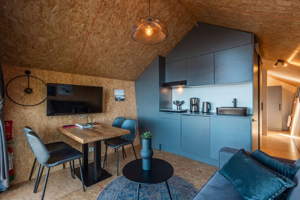 Vakantiepark Wiedense meren - Tinyhouse havenzicht - Livingroom