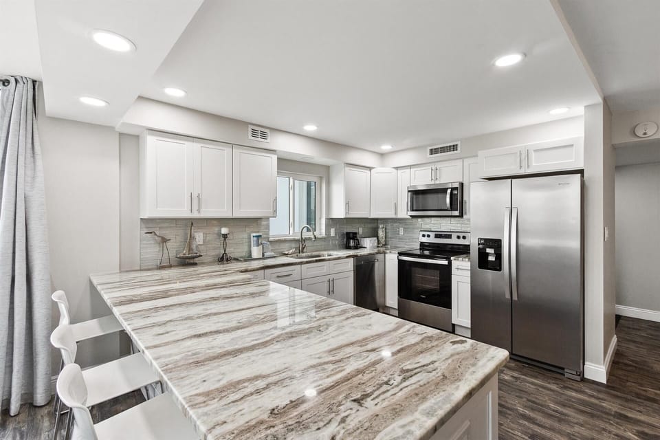 Condo, 3 Bedrooms | Private kitchen | Fridge, oven, coffee/tea maker, toaster