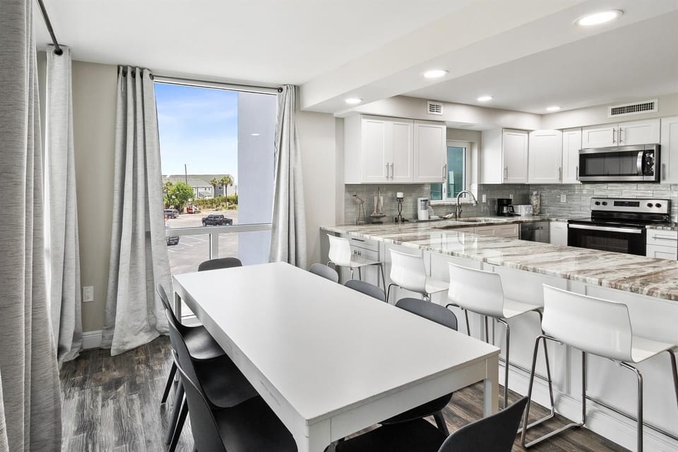 Condo, 3 Bedrooms | Private kitchen | Fridge, oven, coffee/tea maker, toaster