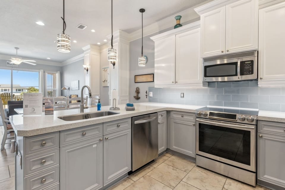 Townhome, 3 Bedrooms | Private kitchen | Fridge, oven, coffee/tea maker, toaster