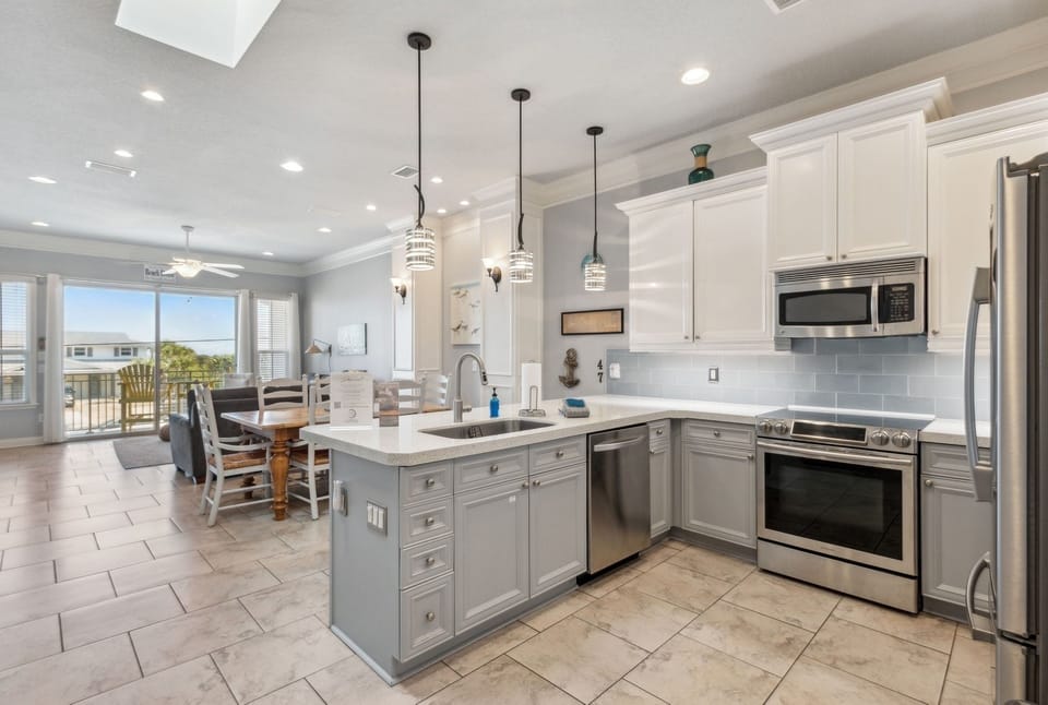 Townhome, 3 Bedrooms | Private kitchen | Fridge, oven, coffee/tea maker, toaster