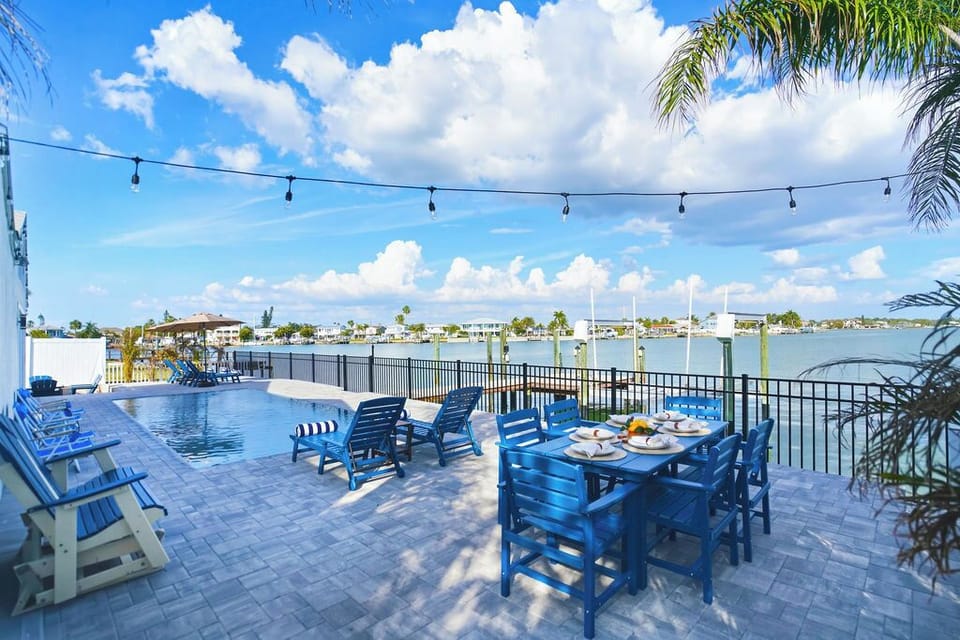 Plenty of seating by the pool and dockside dining tables to enjoy the water views. 