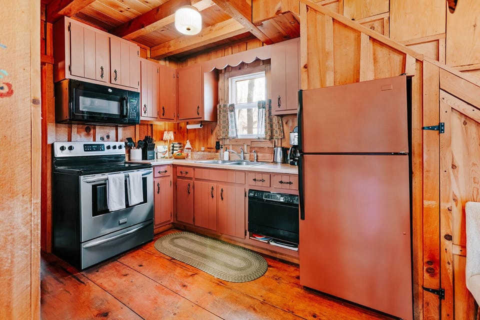 Gather, cook, and linger a little longer in our cozy cabin kitchen, fully stocked with full-size appliances, cookware, cutlery, and 6 complete place settings. Whether it’s pancakes at sunrise or dinner after a hike, everything you need is right here.
