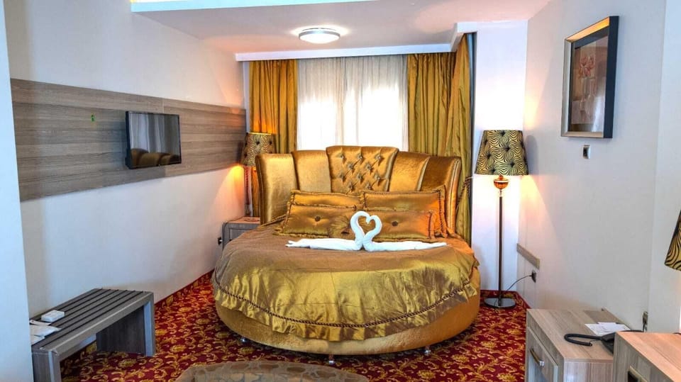 Deluxe Studio Suite | Laptop workspace, soundproofing, iron/ironing board, free WiFi