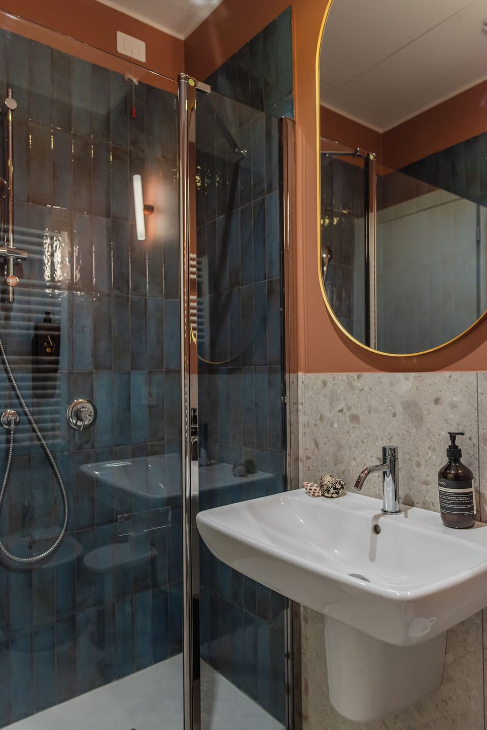 Basic Room | Bathroom | Shower, hair dryer, bidet, towels