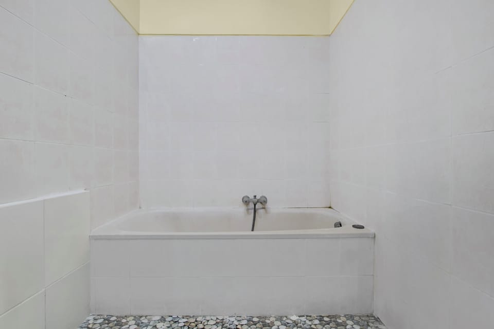 Standard Double Room | Bathroom | Shower, towels