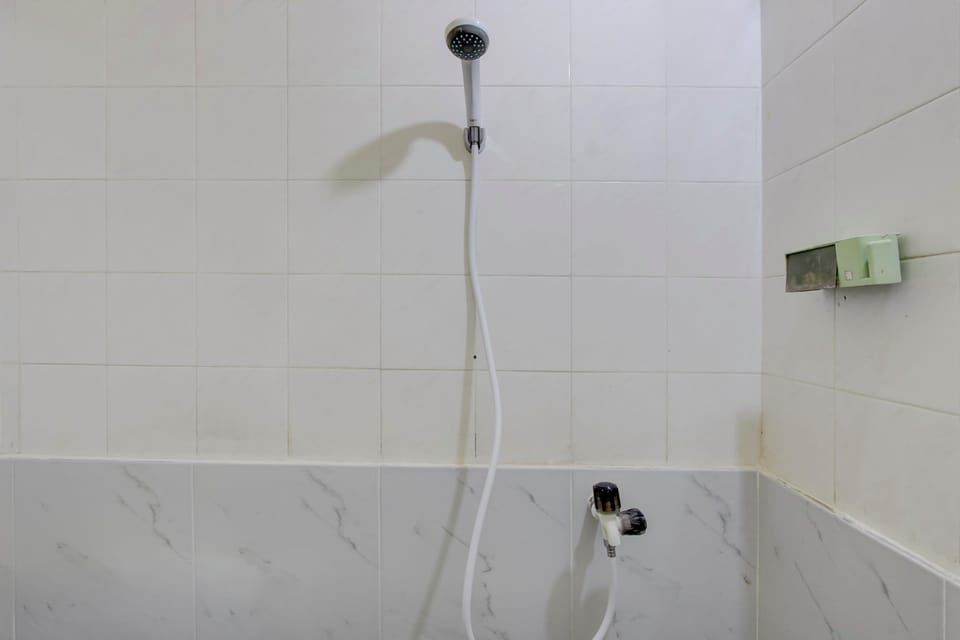 Family Suite | Bathroom | Shower, towels