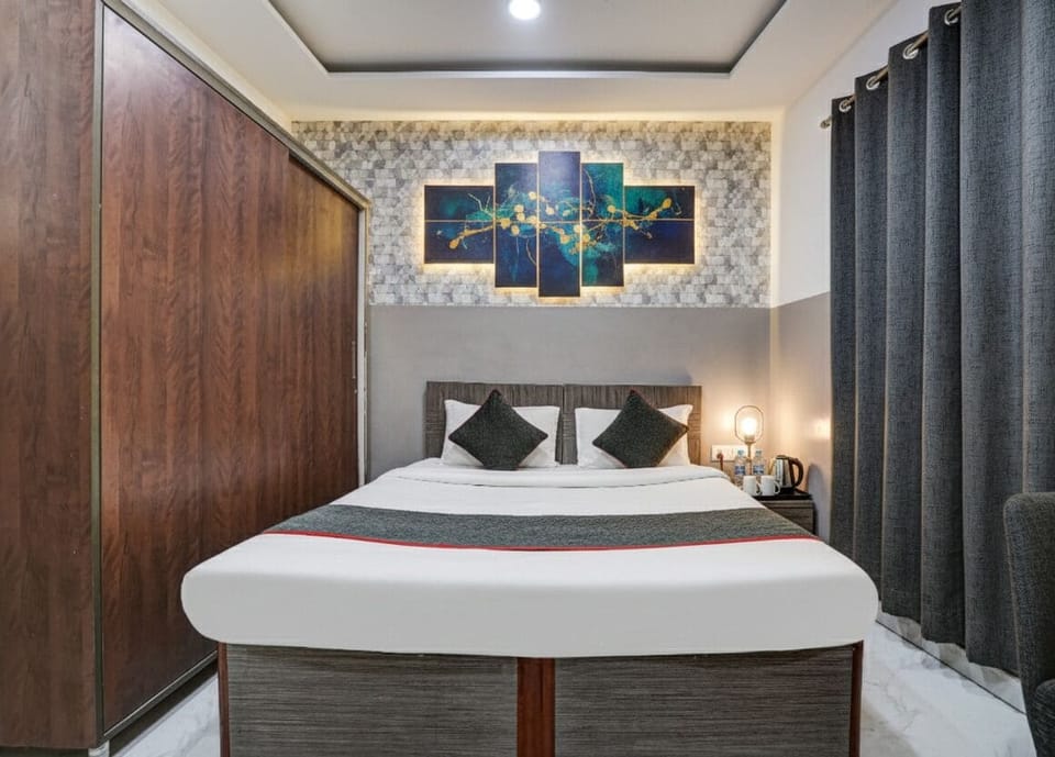 Deluxe Double Room | In-room safe, desk, laptop workspace, blackout drapes