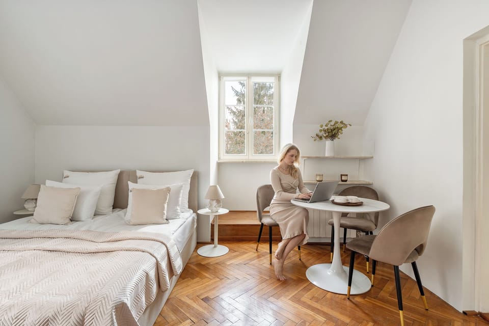 Comfort Studio Suite, 1 Double Bed with Sofa bed, Bathtub | Living area | Flat-screen TV