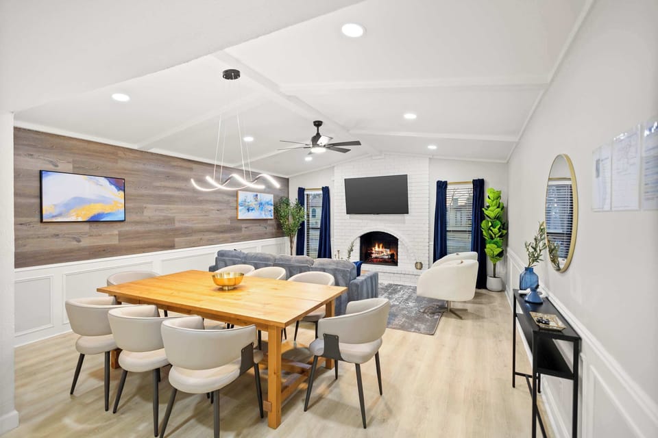 Designed to help create memorable meals with some of your favorite people, this open-concept dining and living layout makes for seamless dining and socializing. 