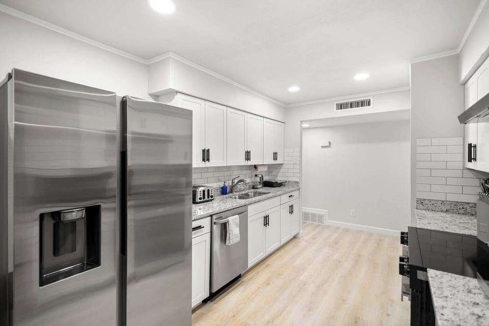 Fully equipped for all your cooking needs, you’ll find everything you need here in this galley-style kitchen to channel your inner chef and whip up a tasty home-cooked meal! 