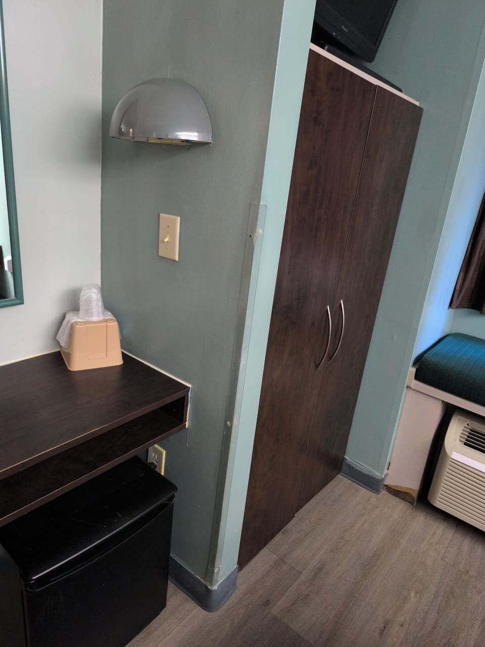 Memory foam beds, desk, free WiFi, bed sheets