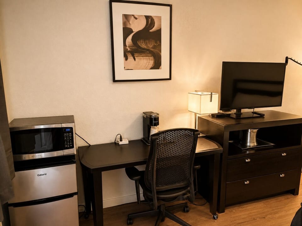 Room, 1 Queen Bed | Desk, WiFi (free), bed sheets