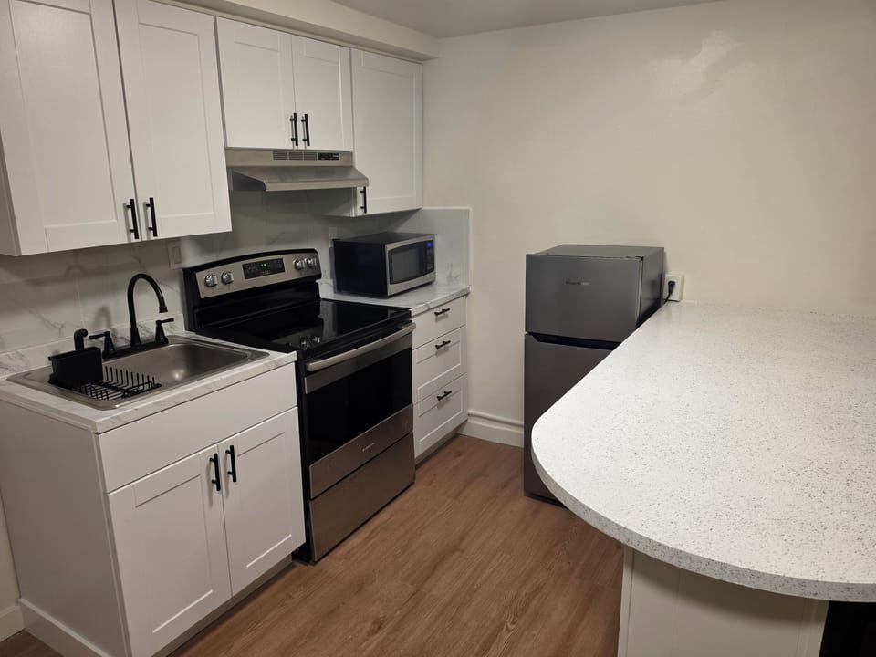 Deluxe Studio, 1 King Bed | Private kitchen | Fridge, microwave, coffee/tea maker