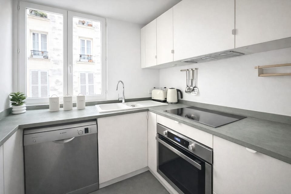 Apartment | Private kitchen | Fridge, microwave, oven, stovetop