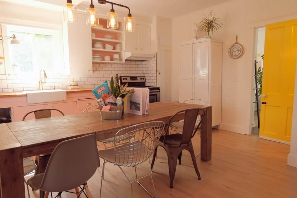 Une grande table et tout le nécessaire pour accueillir jusqu’à 10 convives autour d’un bon repas.
