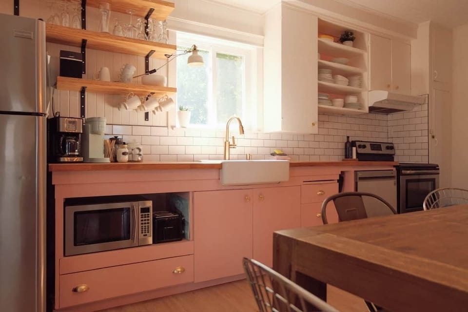 Une cuisine conviviale et colorée — le rose met tout de suite de bonne humeur!