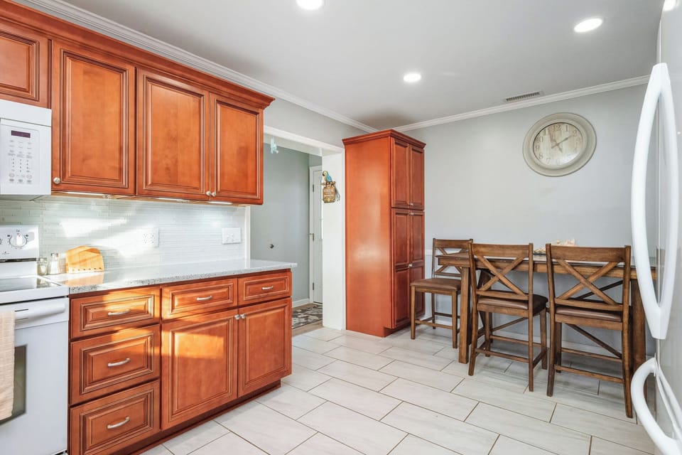 Kitchen / Eat-in Kitchen - West