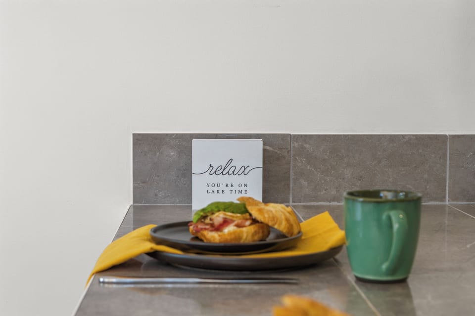 Full Kitchen: Savor delicious bites with a lakeside view and inviting decor!