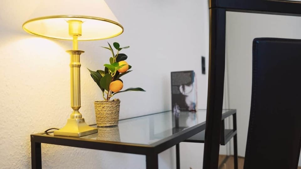 Praktischer Arbeitsplatz mit Tageslicht – ideal für konzentriertes Arbeiten oder kreative Pausen.